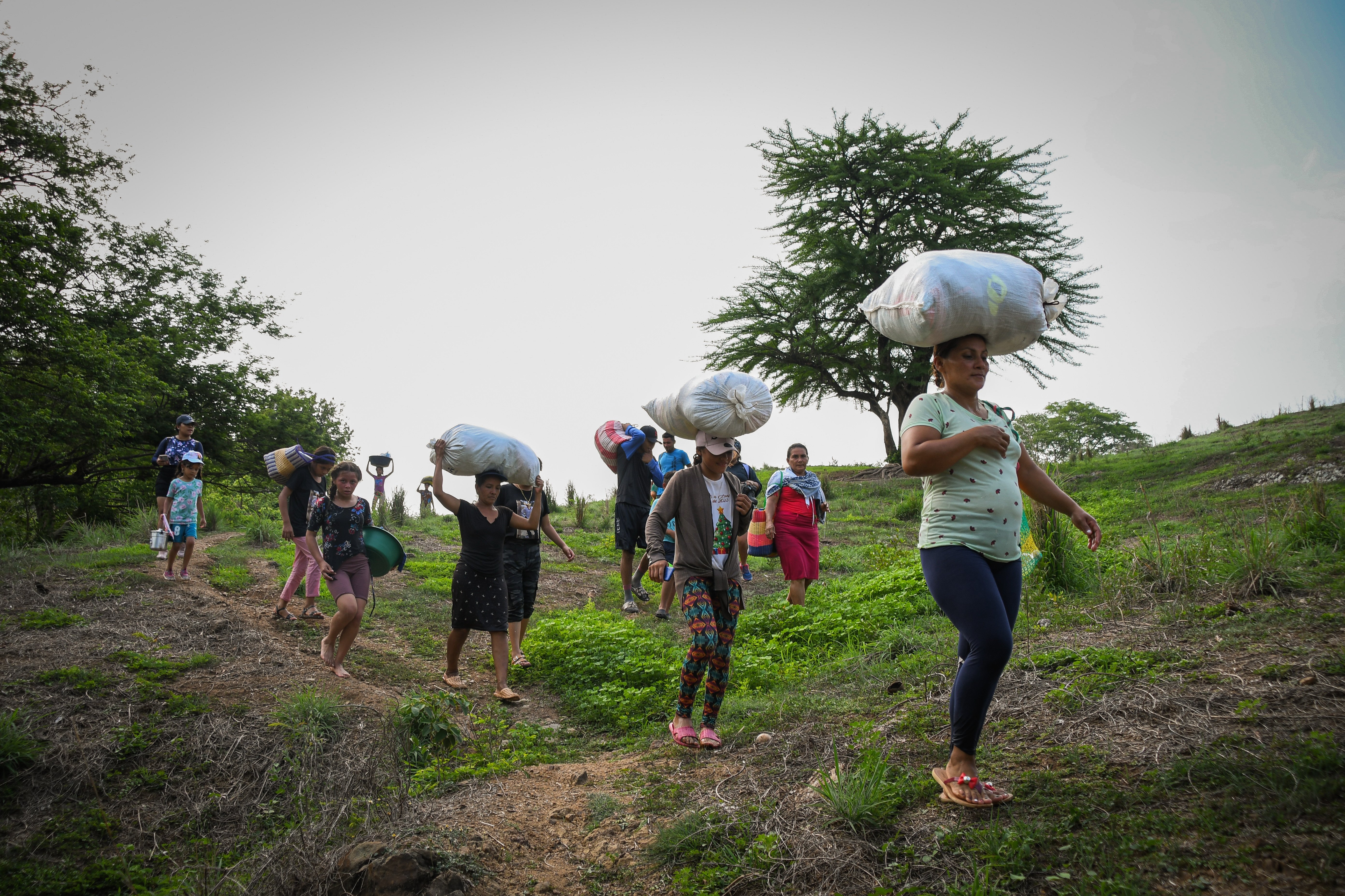 17 ALHARACA MUJERES VAN AL RÍO POR AGUA (1)